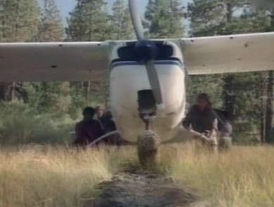 Angus MacGyver Trucs et Astuces - 2x06 Atterrissage P�rilleux - MacGyver et son bricolage sur l'avion